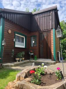 uma pequena casa de madeira com uma porta da frente em Höllenstiege em Rathmannsdorf