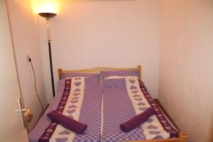 เตียงในห้องที่ Apartment Burić