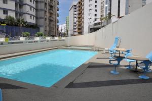 ein Schwimmbecken an der Seite eines Gebäudes in der Unterkunft Hotur Hotel in Guarapari