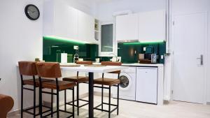 Kuchyňa alebo kuchynka v ubytovaní Industrial Style Studio in Athens + 7 fotografií
