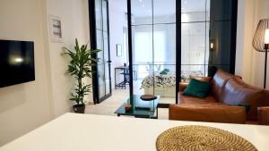 ein Wohnzimmer mit einem Sofa und einem Stuhl in der Unterkunft Industrial Style Studio in Athens in Athen