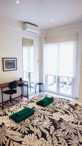 Telewizja i/lub zestaw kina domowego w obiekcie Industrial Style Studio in Athens