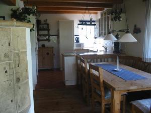 uma cozinha com uma mesa de madeira e uma sala de jantar em Ferienwohnung Am Pflanzgarten em Ebensee