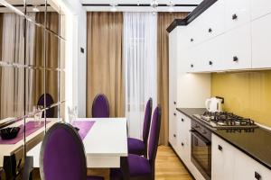Kuchyň nebo kuchyňský kout v ubytování Royal Luxury apartment on Tsehova 9