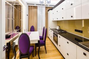 Kuchyň nebo kuchyňský kout v ubytování Royal Luxury apartment on Tsehova 9 + 32 fotografií