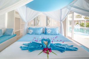 Un dormitorio con una cama con un pájaro. en Villa Gili Bali Beach en Gili Trawangan