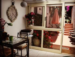 カターニアにあるIl Cortiletto Di Piazza Vergaの窓(テーブル、時計付)が備わる客室です。