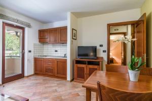 โทรทัศน์และ/หรือระบบความบันเทิงของ Apartment Villa Lavandula - Swimming pool view