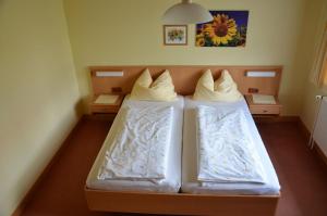 2 Betten in einem Zimmer mit 2 Kissen in der Unterkunft Gästehaus Familie Grudl in Bärnkopf