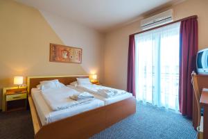Postel nebo postele na pokoji v ubytování Beach Hotel