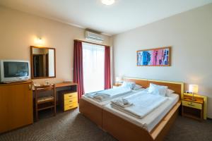 Postel nebo postele na pokoji v ubytování Beach Hotel