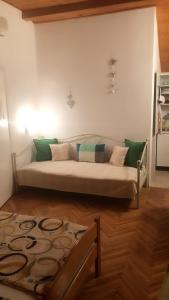 Un dormitorio con una cama grande con almohadas verdes y blancas en Apartment Vesna, en Supetar