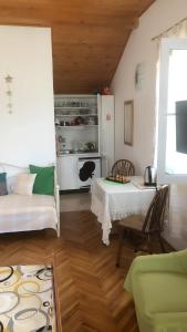 Sala de estar con 2 camas y mesa en Apartment Vesna, en Supetar