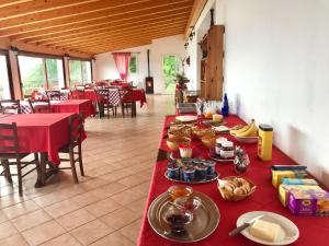 una mesa larga con comida en un restaurante en Agriturismo Madonna Dei Ceppi, en Lezzeno