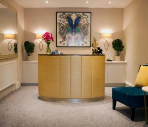 ブライトン＆ホーブにあるSea Spray Hotelのホテルのロビーにはフロントデスクとソファがあります。