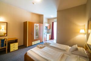 Postel nebo postele na pokoji v ubytování Beach Hotel