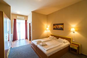 Postel nebo postele na pokoji v ubytování Beach Hotel