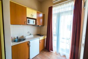 Kuchyň nebo kuchyňský kout v ubytování Beach Hotel