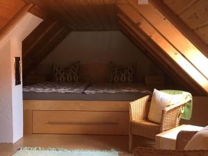 een bed op de zolder van een huis bij Haus am Südfrüchtegarten in Rhodt unter Rietburg