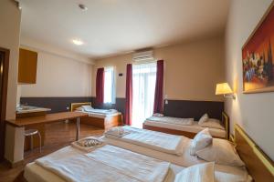 Postel nebo postele na pokoji v ubytování Beach Hotel