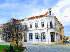 duży biały budynek z czerwonym dachem w obiekcie B&B Hotel Praha w Nowym Jiczynie