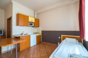 Kuchyň nebo kuchyňský kout v ubytování Beach Hotel
