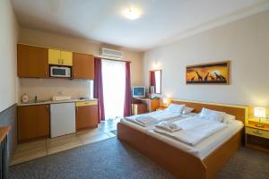 Postel nebo postele na pokoji v ubytování Beach Hotel