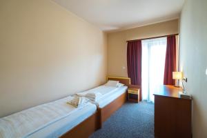 Postel nebo postele na pokoji v ubytování Beach Hotel