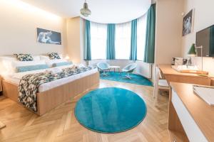 1 dormitorio con cama y alfombra azul en Boutique hotel Villa Beatika en Český Krumlov