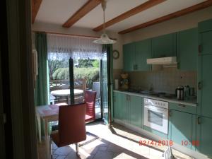 Η κουζίνα ή μικρή κουζίνα στο Ferienwohnung Luzinblick