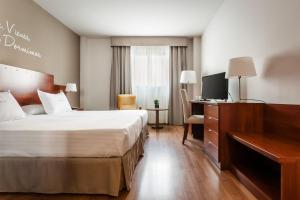 Postel nebo postele na pokoji v ubytování Avenida Hotel