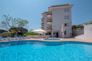 Bazén v ubytovaní Apartamentos AR Muntanya Mar alebo v jeho blízkosti