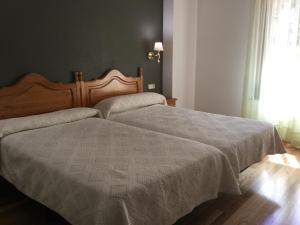 A bed or beds in a room at Hotel Cinco Castaños