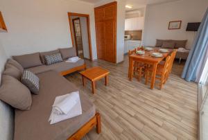 Posedenie v ubytovaní Apartamentos AR Muntanya Mar