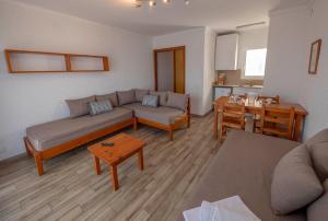 Posedenie v ubytovaní Apartamentos AR Muntanya Mar