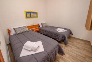 Posteľ alebo postele v izbe v ubytovaní Apartamentos AR Muntanya Mar