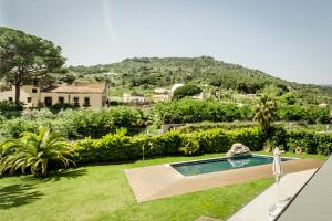 a backyard with a swimming pool and a grass yard at Crisol La Selva in La Selva del Camp