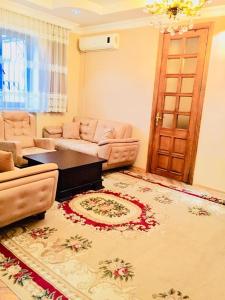 sala de estar con sofá y mesa en Apartment near the sea 1, en Kobuleti