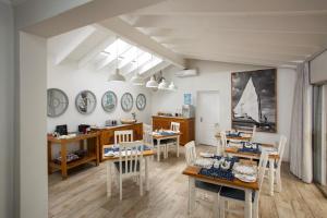 uma sala com mesas e cadeiras e uma sala de jantar em Ocean Hideaway Bed and Breakfast em Amanzimtoti