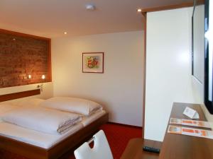 Un pat sau paturi într-o cameră la Gästehaus Gühring