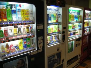 un par de máquinas expendedoras llenas de muchas bebidas en Ryukyu Sun Royal Hotel, en Naha