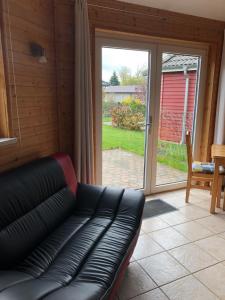 Posezení v ubytování Ostseebungalow-Peters