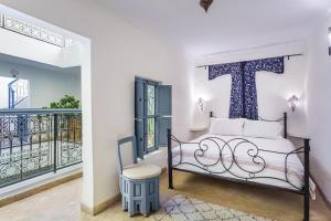 una camera da letto con un letto con una croce sul muro di Riad Linda a Marrakech
