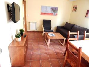 - un salon avec un canapé et une table dans l'établissement Casa Rural Grajos I, à Grajos