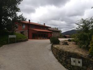 duży czerwony dom z kamienną ścianą w obiekcie Casa Rural GAUBEKA w mieście Bakio +28 zdjęć