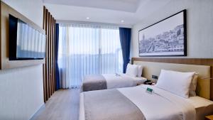 Postel nebo postele na pokoji v ubytování Ramada by Wyndham Istanbul Old City