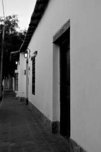 uma foto a preto e branco de um edifício com uma porta em Las Tinajas de San Carlos em San Carlos