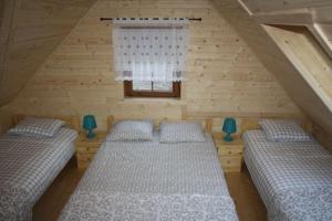 Łóżko lub łóżka w pokoju w obiekcie Domki AGA