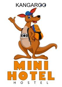 um hamster canguru com uma mochila nas costas em Мини отель,Хостел Кенгуру em Umanʼ