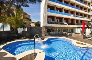 埃爾阿雷納爾的住宿－MLL地中海灣酒店- 僅限成人入住，酒店前的游泳池
